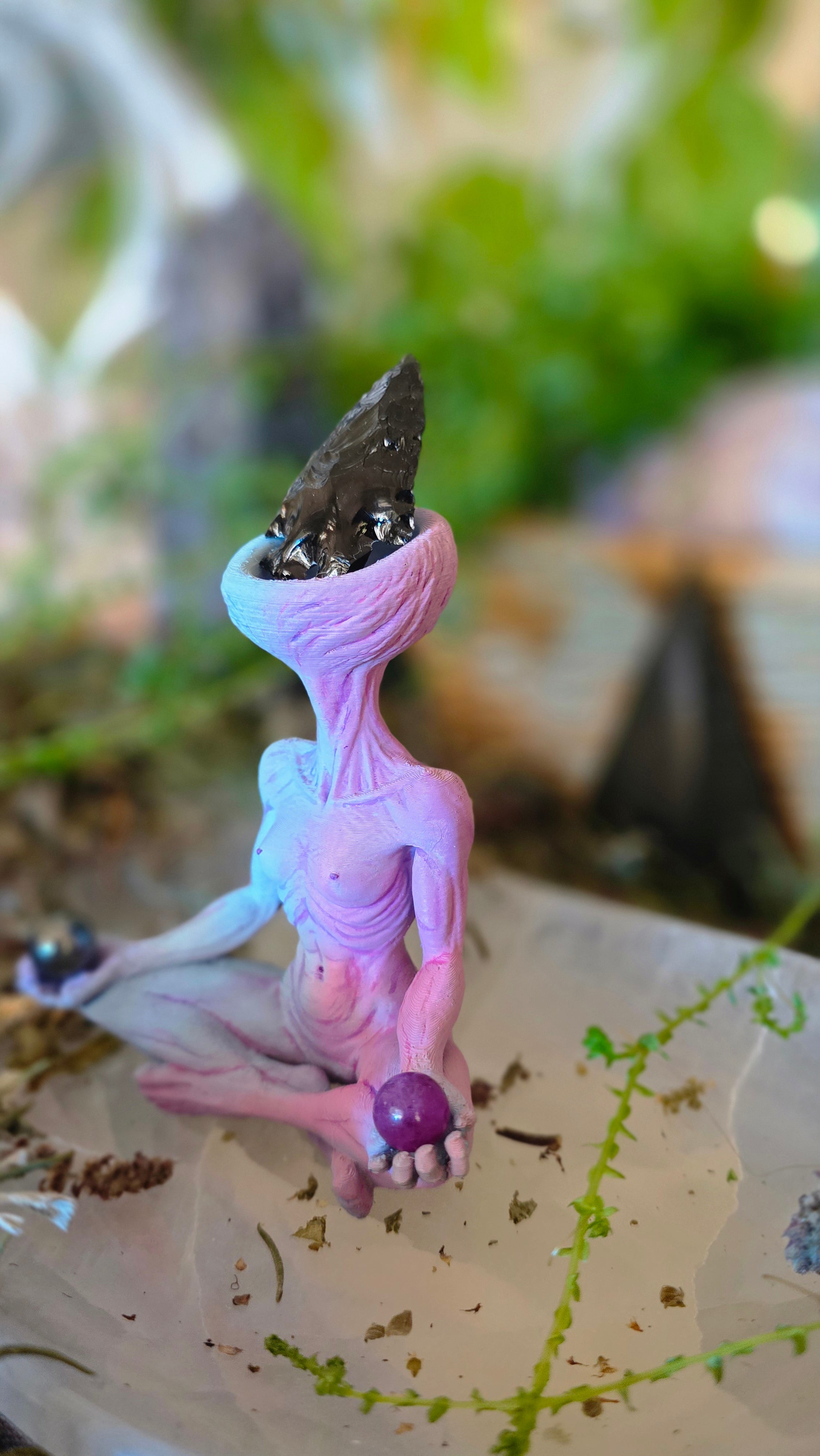 10cm Alien Crystal Holder – Meditation Series