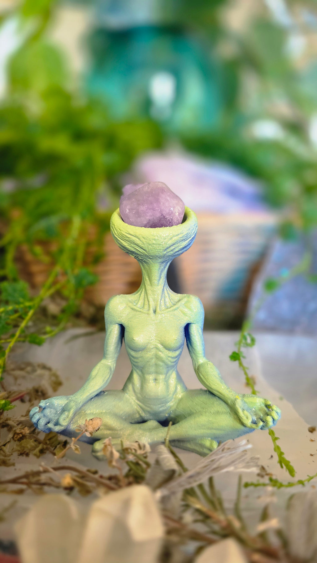 10cm Alien Crystal Holder – Meditation Series