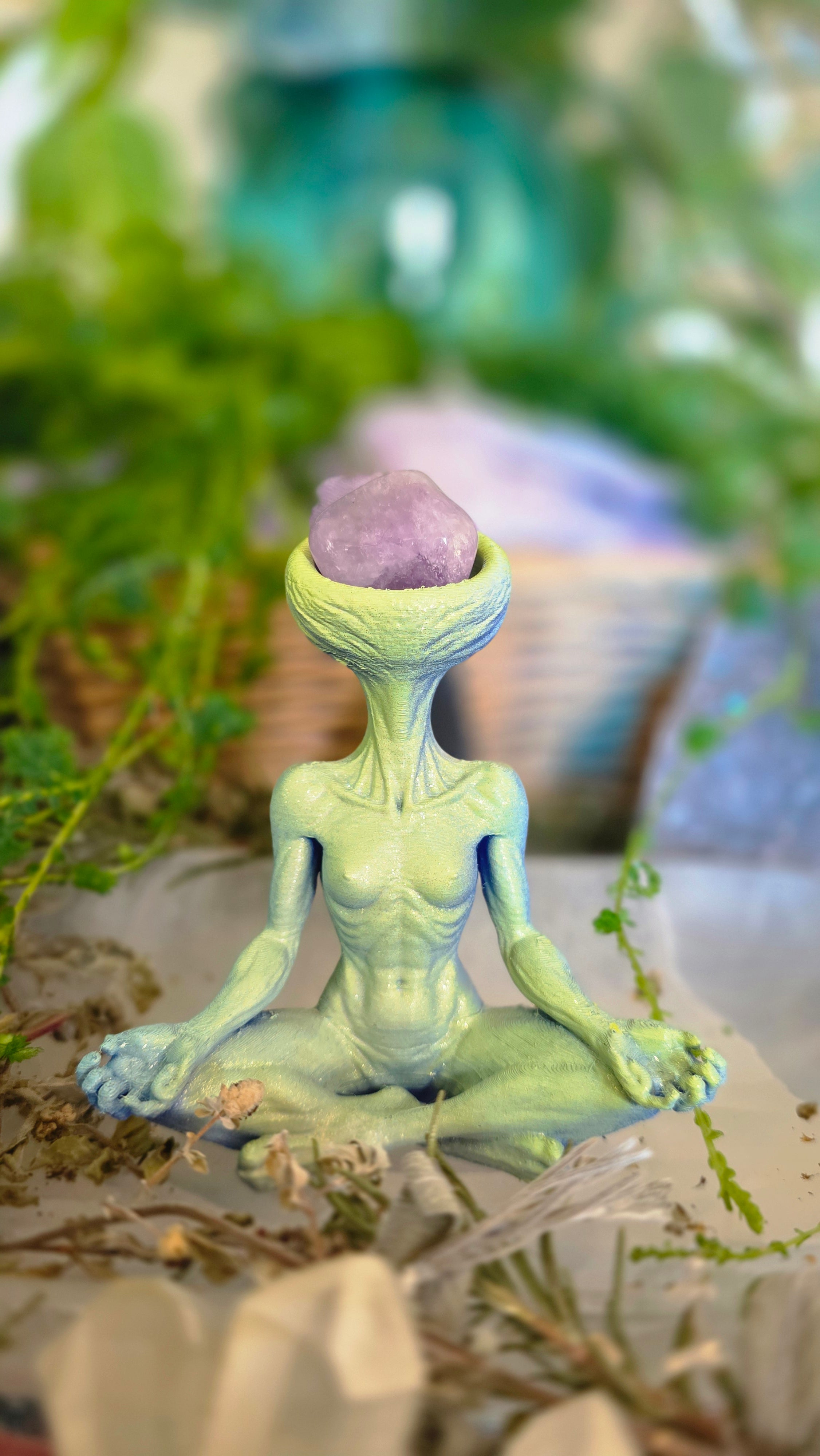 10cm Alien Crystal Holder – Meditation Series